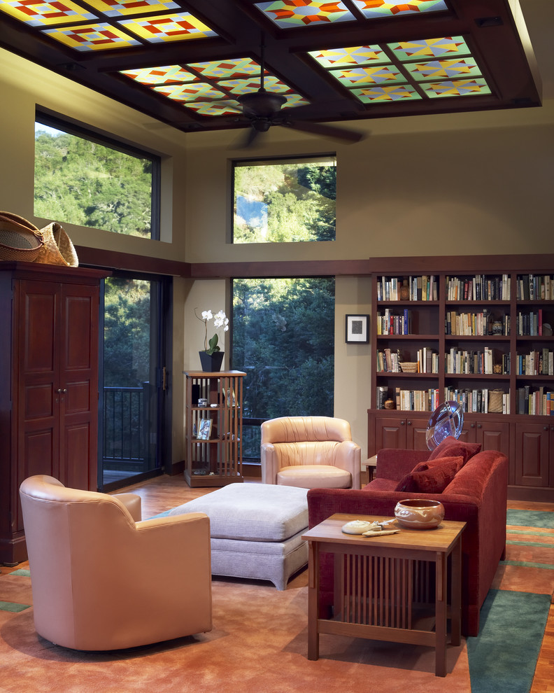 Idéer för att renovera ett stort amerikanskt vardagsrum, med ett bibliotek och beige väggar