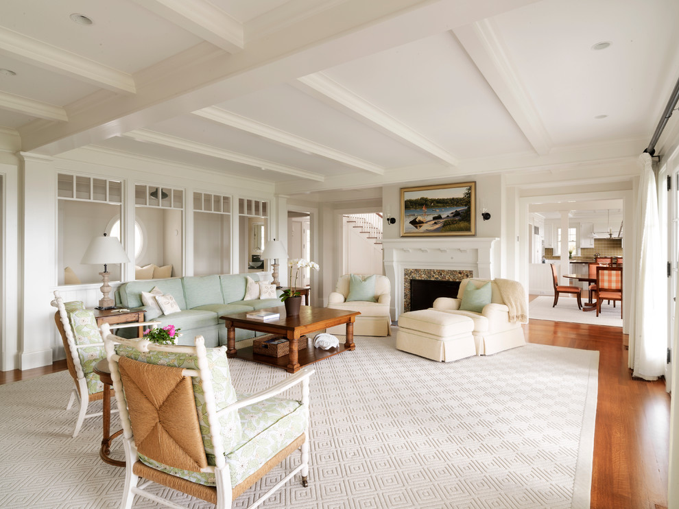 Пример оригинального дизайна: большая гостиная комната:: освещение в классическом стиле с белыми стенами и стандартным камином без телевизора