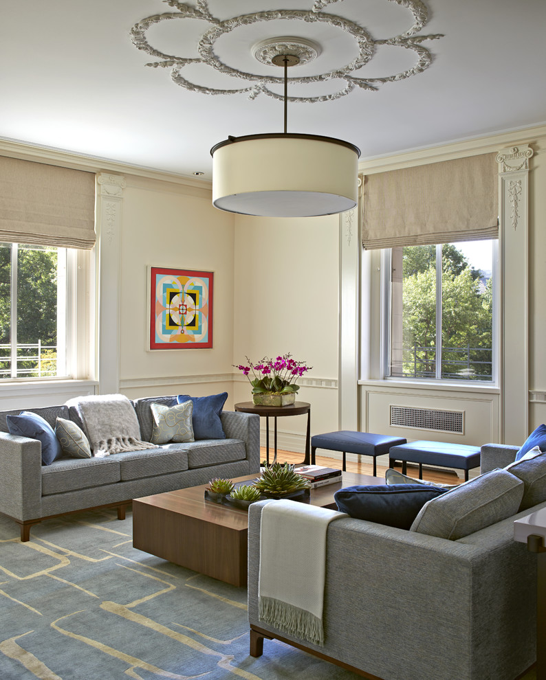Ispirazione per un grande soggiorno minimal con pareti bianche e pavimento in legno massello medio