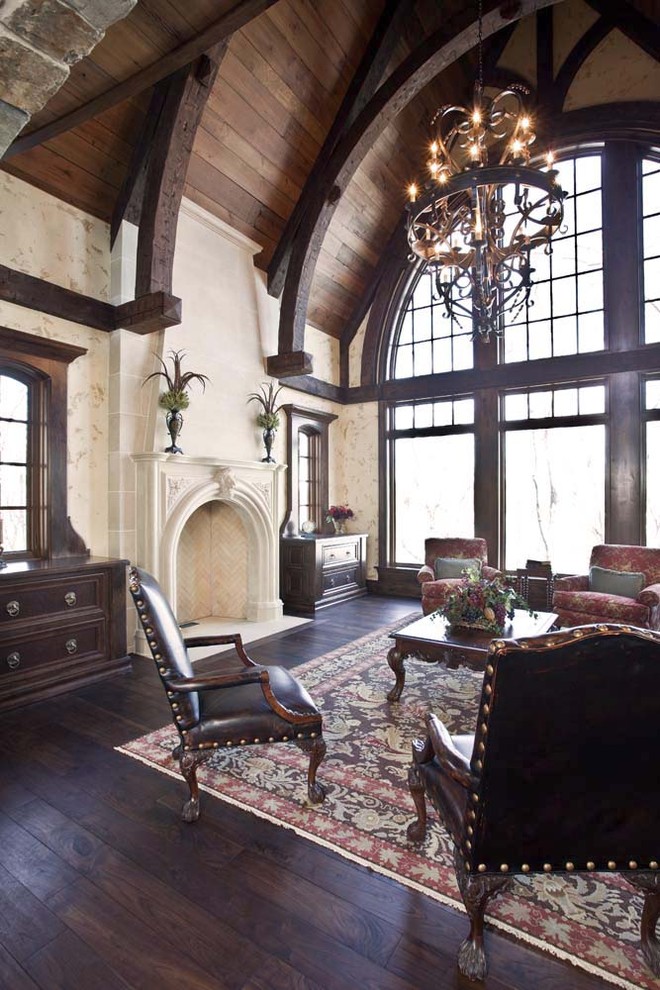 Foto de salón para visitas clásico con suelo de madera oscura y todas las chimeneas