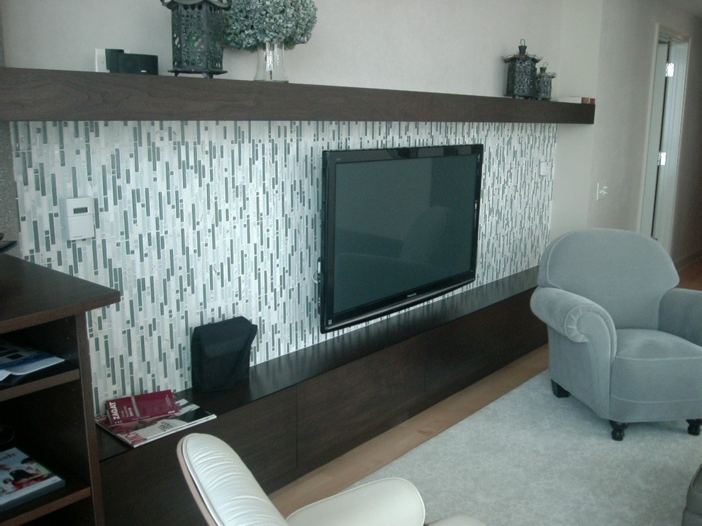 Idee per un soggiorno minimalista di medie dimensioni e aperto con pareti grigie, parquet chiaro e TV a parete
