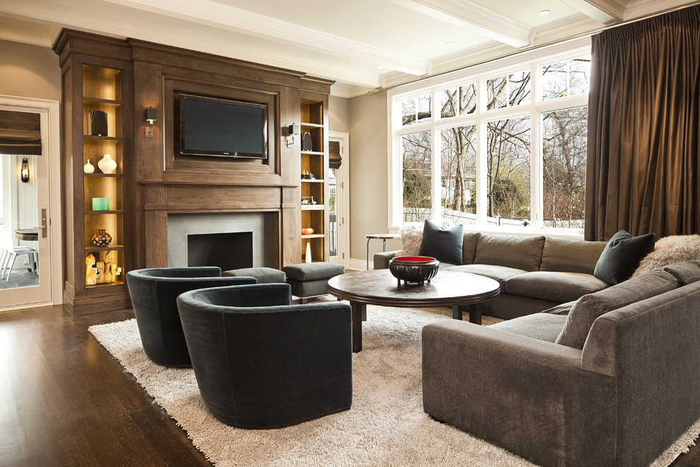 Imagen de salón clásico con todas las chimeneas, pared multimedia y alfombra