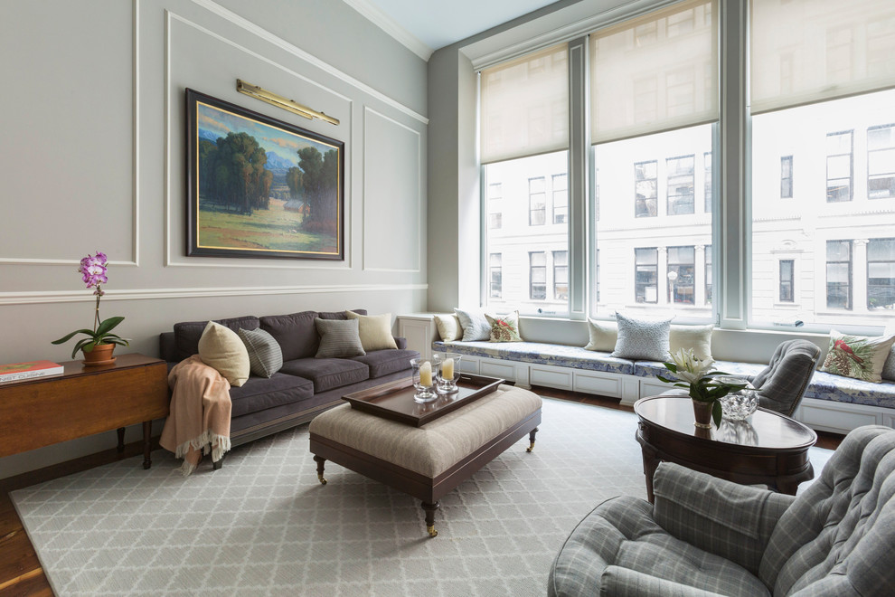 На фото: гостиная комната в классическом стиле с серыми стенами