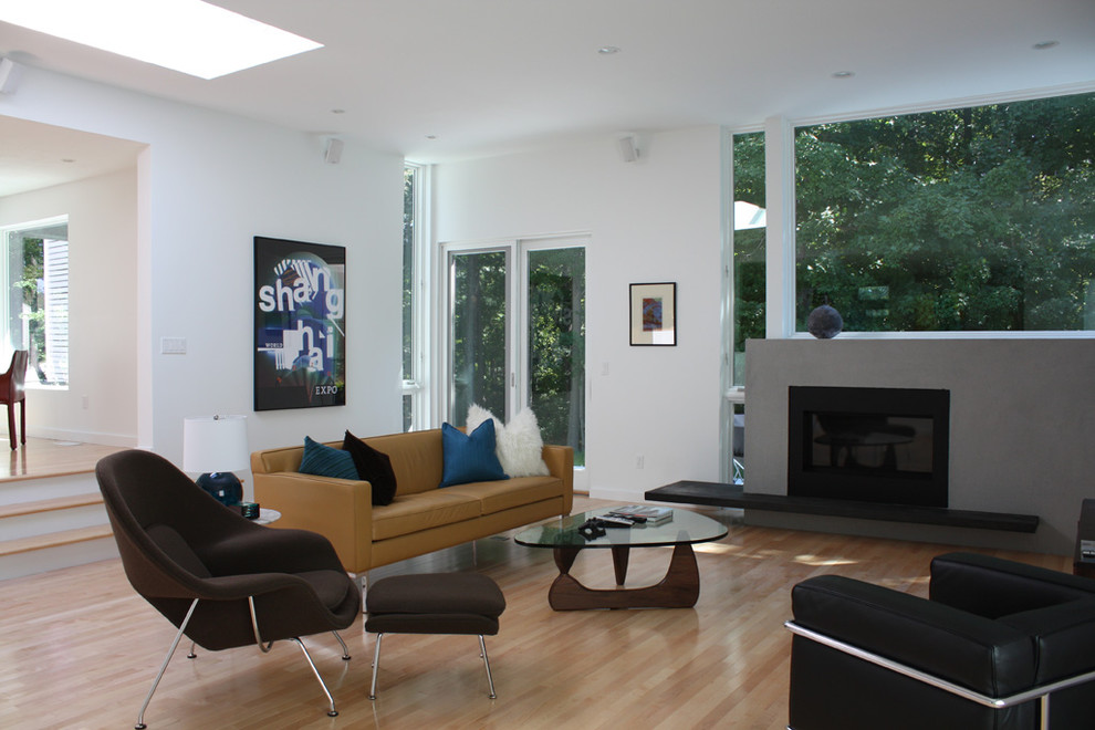 Источник вдохновения для домашнего уюта: большая открытая гостиная комната в стиле модернизм с белыми стенами, светлым паркетным полом, стандартным камином и фасадом камина из штукатурки