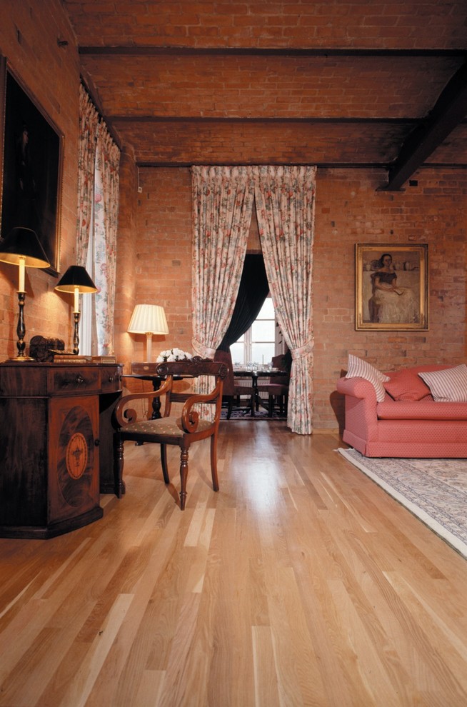 Idee per un grande soggiorno tradizionale aperto con sala formale, pareti rosse, pavimento in legno massello medio e nessuna TV
