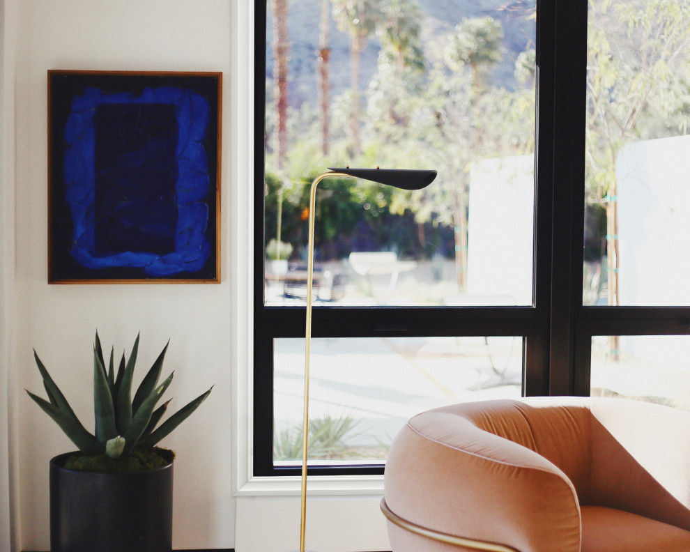 Mittelgroßes, Repräsentatives, Fernseherloses, Offenes Modernes Wohnzimmer ohne Kamin mit weißer Wandfarbe in Los Angeles