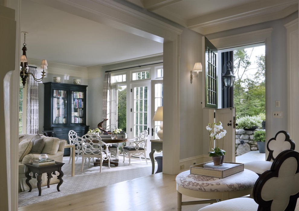 Свежая идея для дизайна: гостиная комната в классическом стиле с синими стенами и ковром на полу - отличное фото интерьера