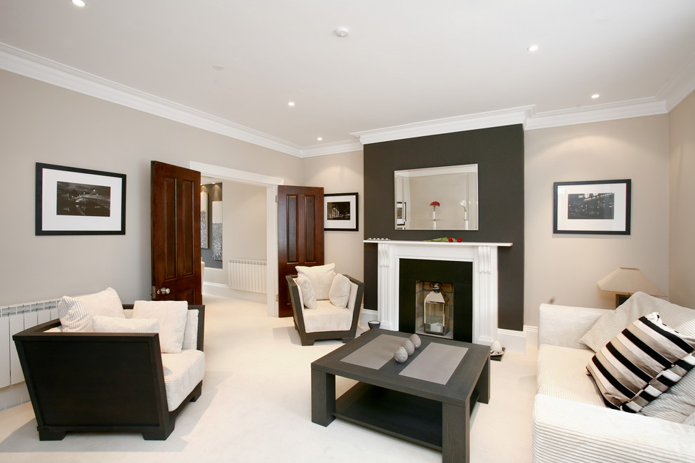 Cette photo montre un salon tendance avec un mur multicolore, moquette, une cheminée standard, un manteau de cheminée en plâtre et un sol blanc.