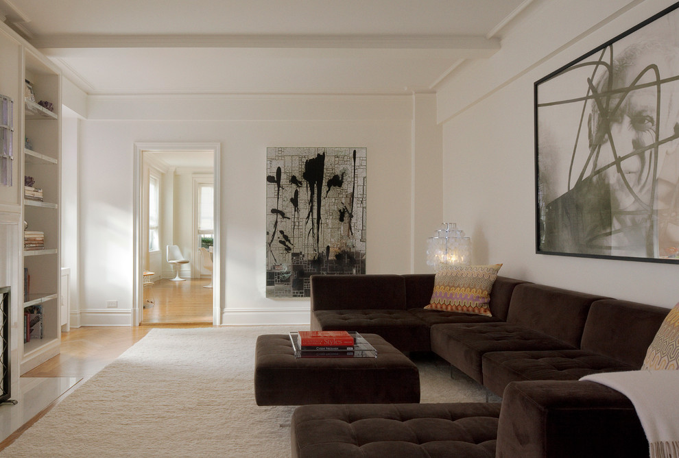 Cette photo montre un salon tendance avec un mur blanc, parquet clair et un téléviseur encastré.