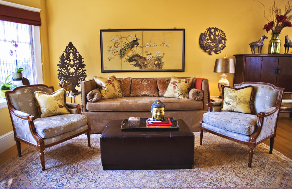 Esempio di un soggiorno classico con pareti gialle