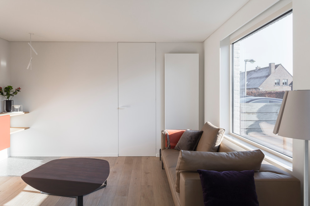 Идея дизайна: гостиная комната в стиле модернизм с белыми стенами