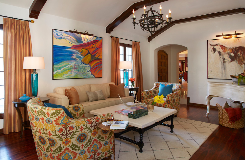 Abgetrenntes, Repräsentatives, Fernseherloses Mediterranes Wohnzimmer ohne Kamin mit braunem Holzboden und weißer Wandfarbe in Phoenix