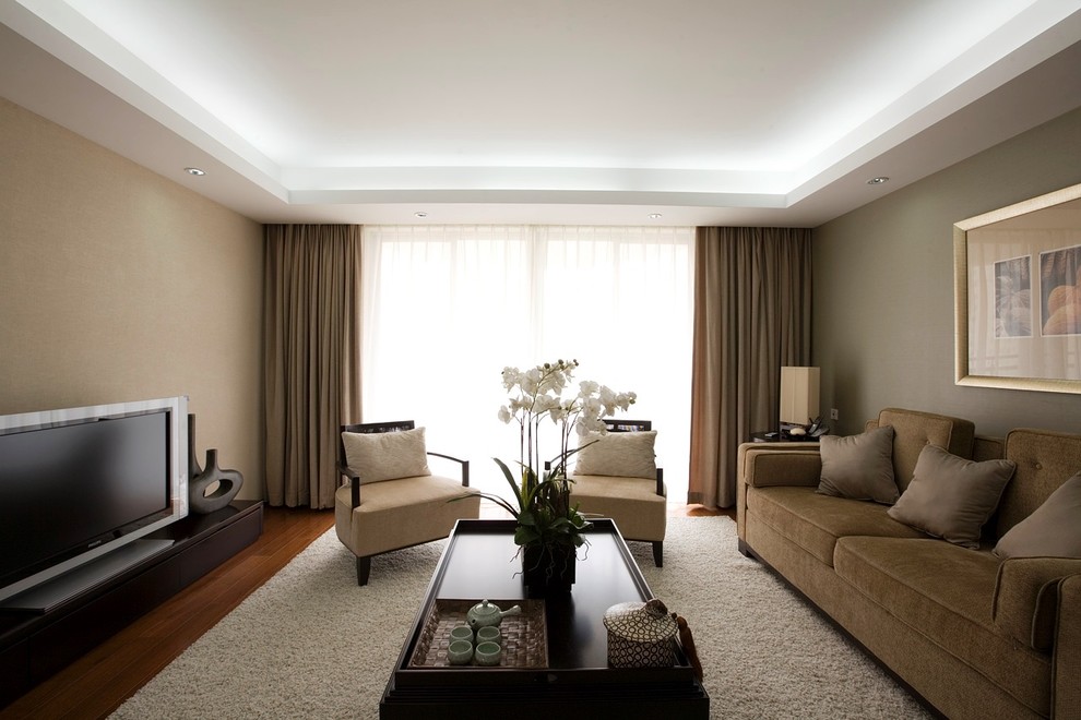 Стильный дизайн: гостиная комната в современном стиле с отдельно стоящим телевизором и красивыми шторами - последний тренд