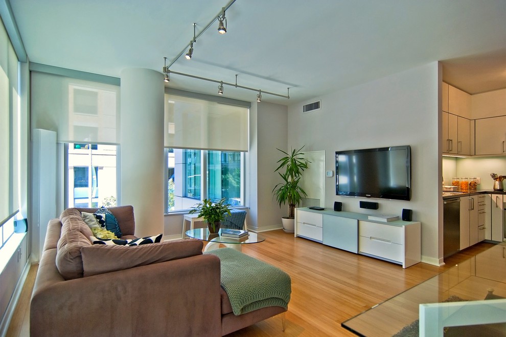 Exempel på ett stort modernt allrum med öppen planlösning, med beige väggar, bambugolv och en väggmonterad TV