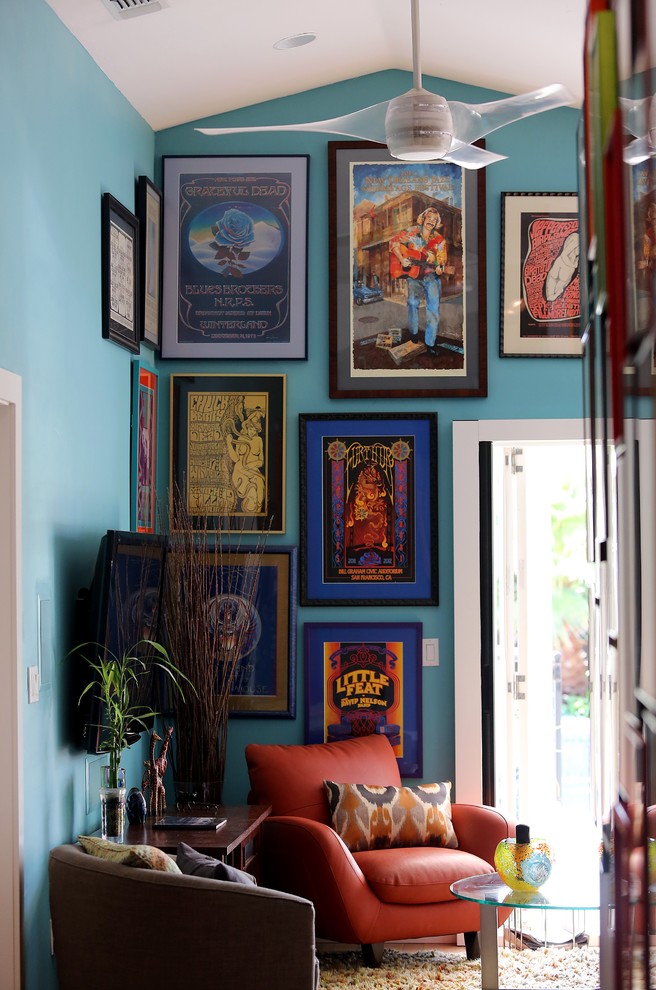 Ejemplo de salón abierto bohemio de tamaño medio con paredes azules y alfombra