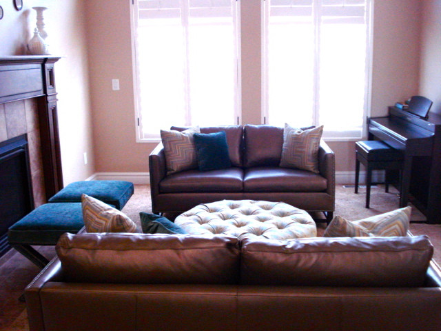 На фото: парадная гостиная комната среднего размера в стиле неоклассика (современная классика) с белыми стенами, ковровым покрытием, стандартным камином, фасадом камина из плитки и коричневым полом без телевизора с