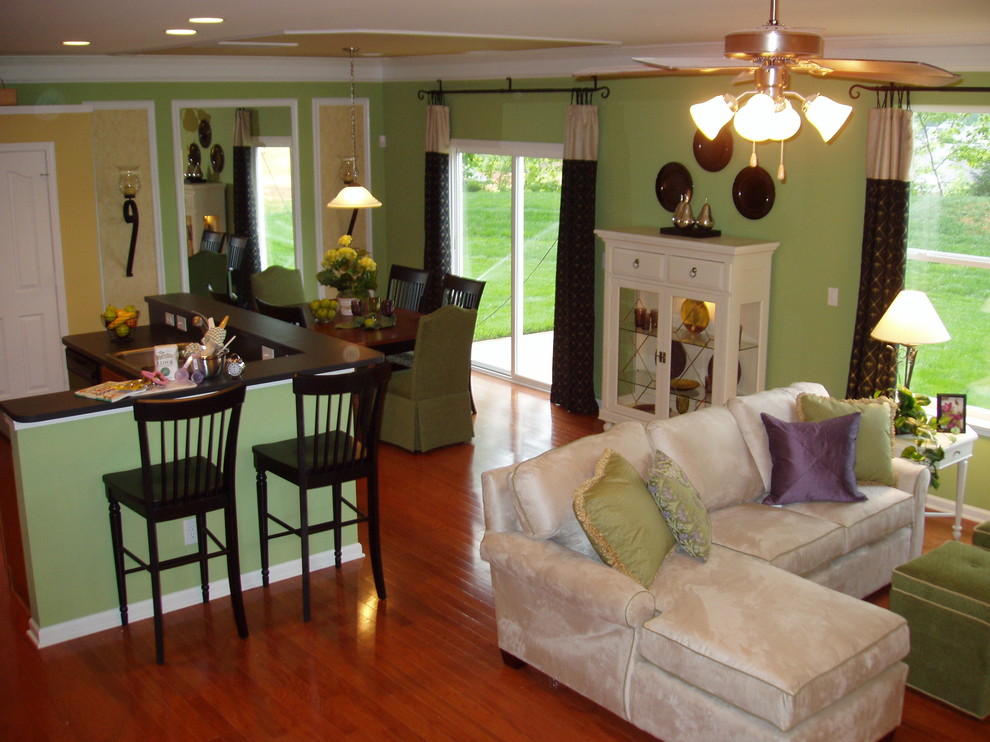 Example of an eclectic living room design in Baltimore