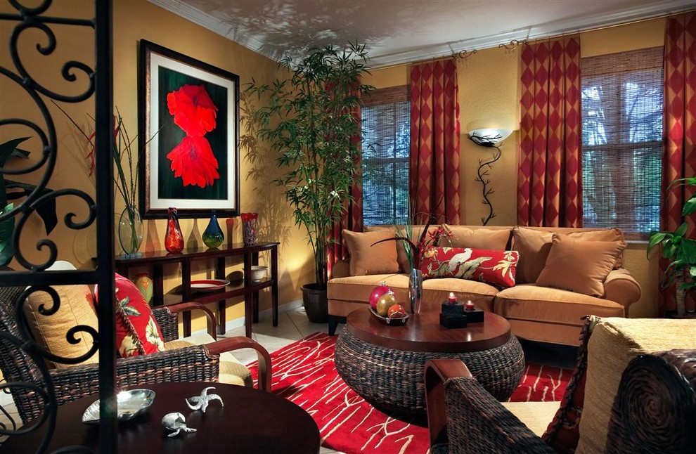 На фото: гостиная комната в современном стиле с желтыми стенами с