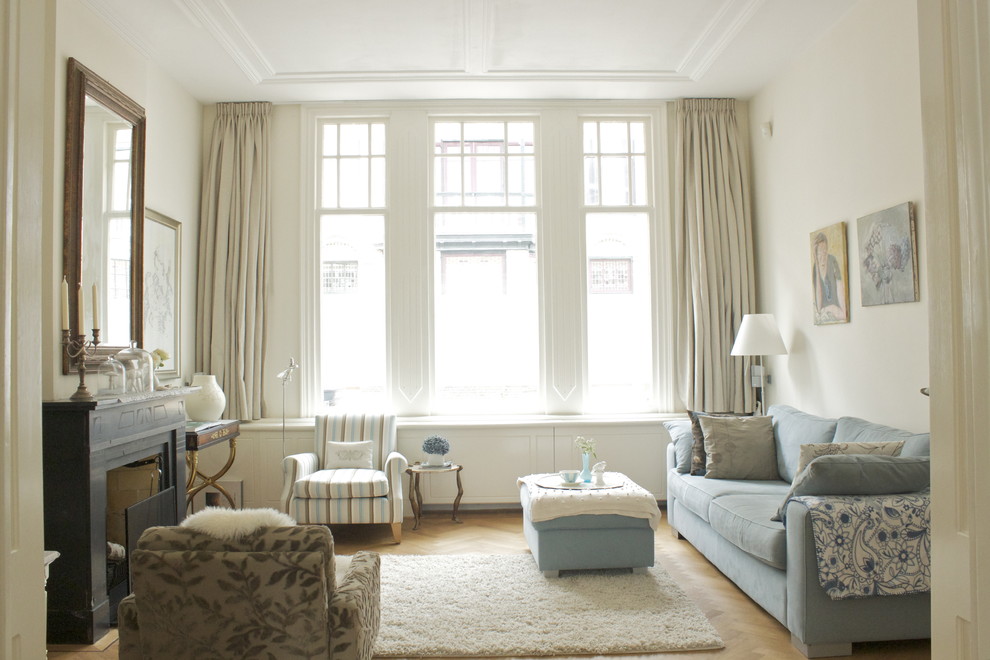 Elegant living room photo in Amsterdam