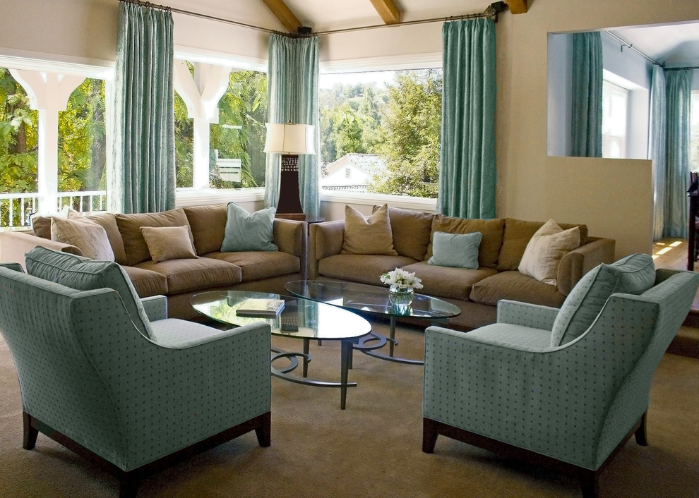 Пример оригинального дизайна: гостиная комната в современном стиле с коричневыми стенами, ковровым покрытием и фасадом камина из плитки