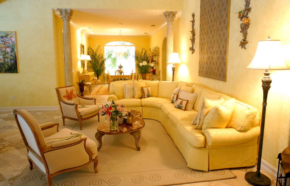 Immagine di un grande soggiorno boho chic aperto con sala formale, pareti gialle e pavimento in travertino