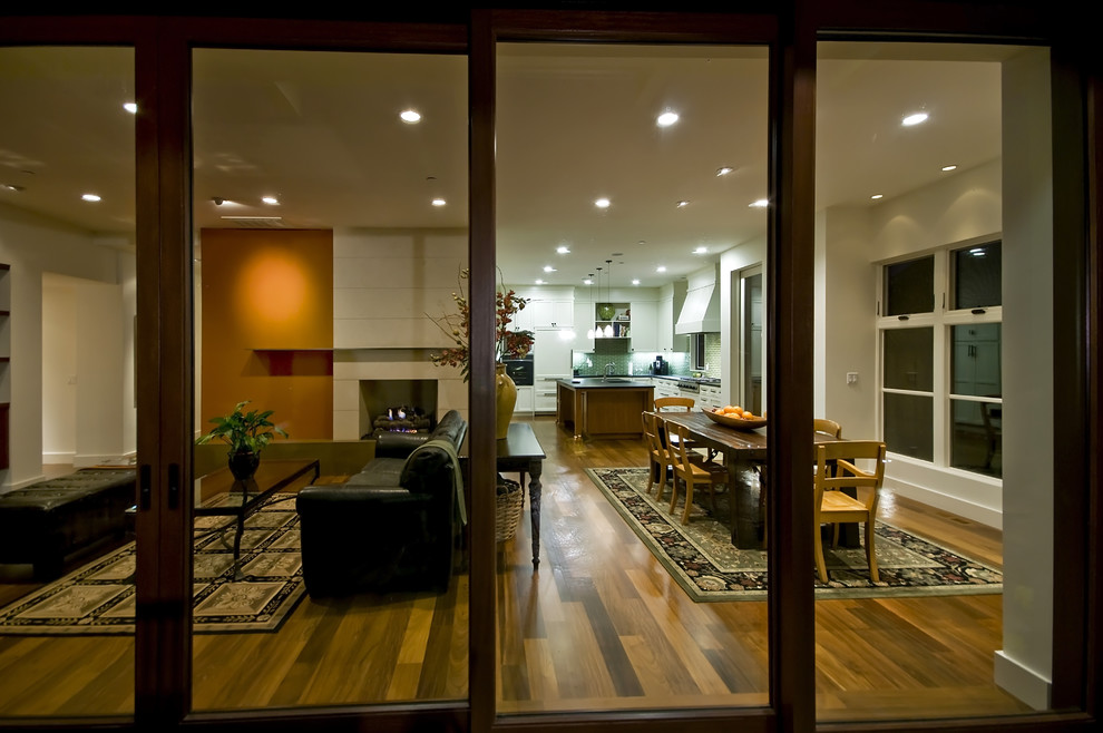 Mittelgroßes, Repräsentatives, Offenes Modernes Wohnzimmer mit weißer Wandfarbe, braunem Holzboden und Kamin in San Francisco