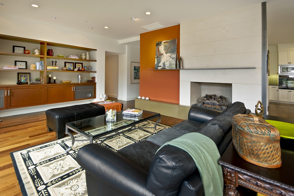 Mittelgroßes, Repräsentatives, Offenes Modernes Wohnzimmer mit braunem Holzboden, Kamin und Kaminumrandung aus Stein in San Francisco