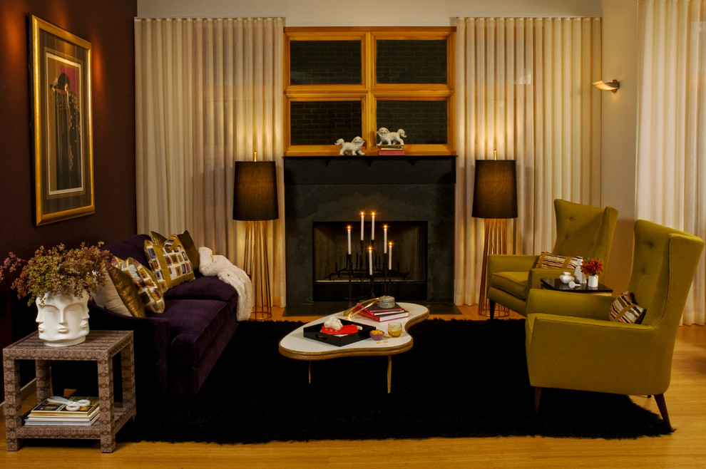 Mittelgroßes, Fernseherloses, Abgetrenntes Modernes Wohnzimmer mit hellem Holzboden, Kamin und Kaminumrandung aus Stein in Chicago