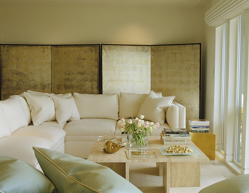 Modernes Wohnzimmer mit beiger Wandfarbe in Sonstige