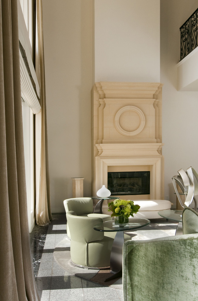 На фото: гостиная комната в современном стиле с белыми стенами и стандартным камином с
