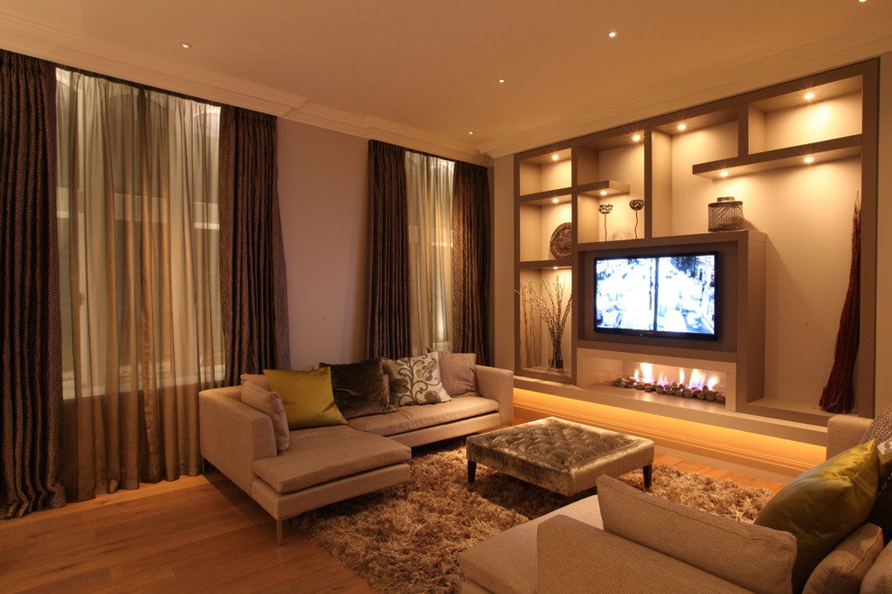 Example of a minimalist living room design in London