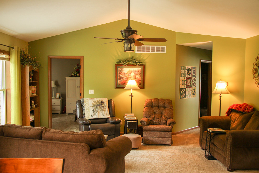 他の地域にある低価格の中くらいなトラディショナルスタイルのおしゃれなリビング (緑の壁、カーペット敷き、ベージュの床、暖炉なし、テレビなし) の写真