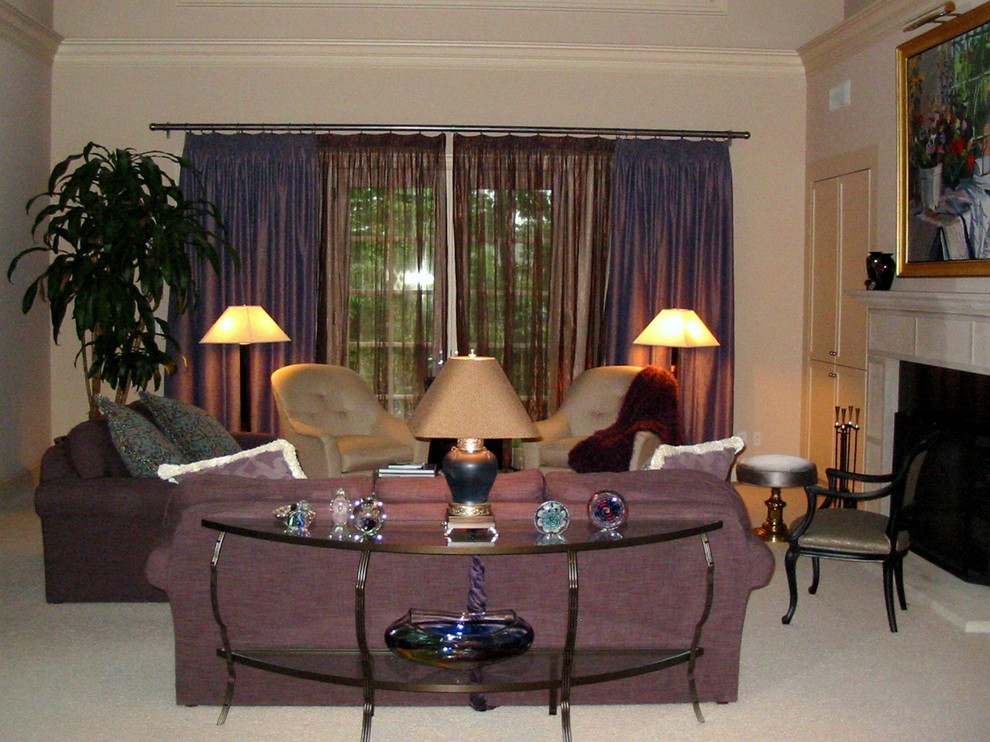 Esempio di un grande soggiorno contemporaneo aperto con pareti beige, parquet chiaro e camino classico