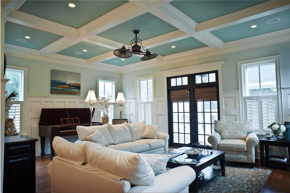 Design ideas for a traditional living room in Wilmington.