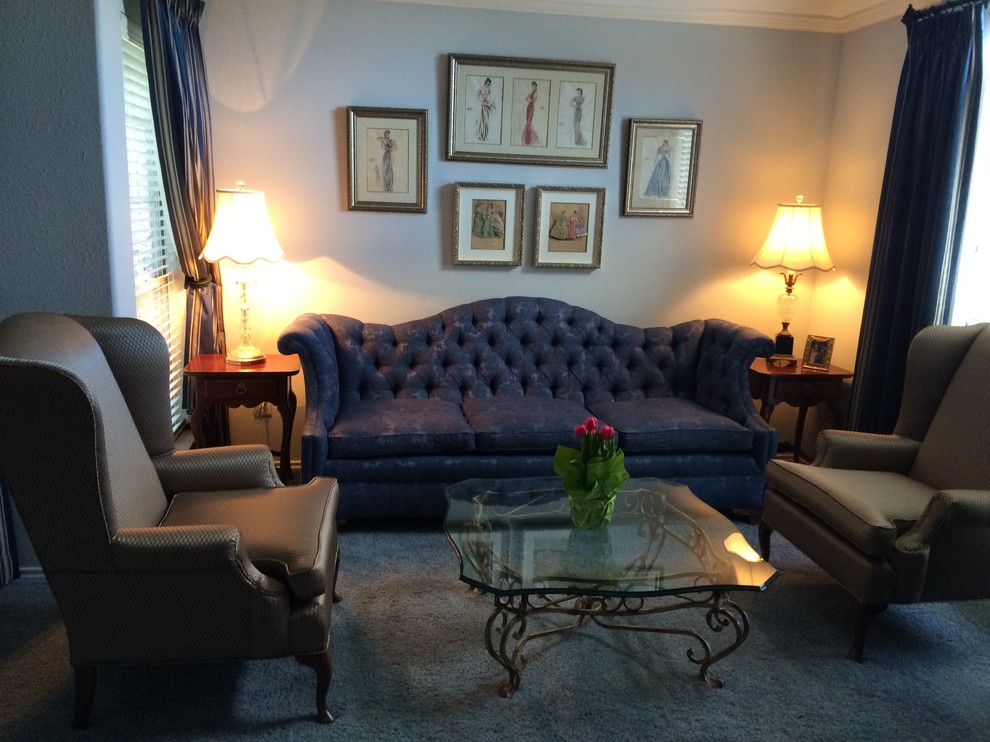 Foto de salón para visitas abierto tradicional pequeño con paredes azules, moqueta y suelo azul
