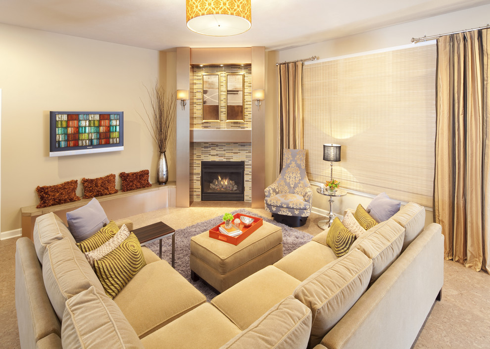 Пример оригинального дизайна: гостиная комната в современном стиле с угловым камином, фасадом камина из плитки и красивыми шторами