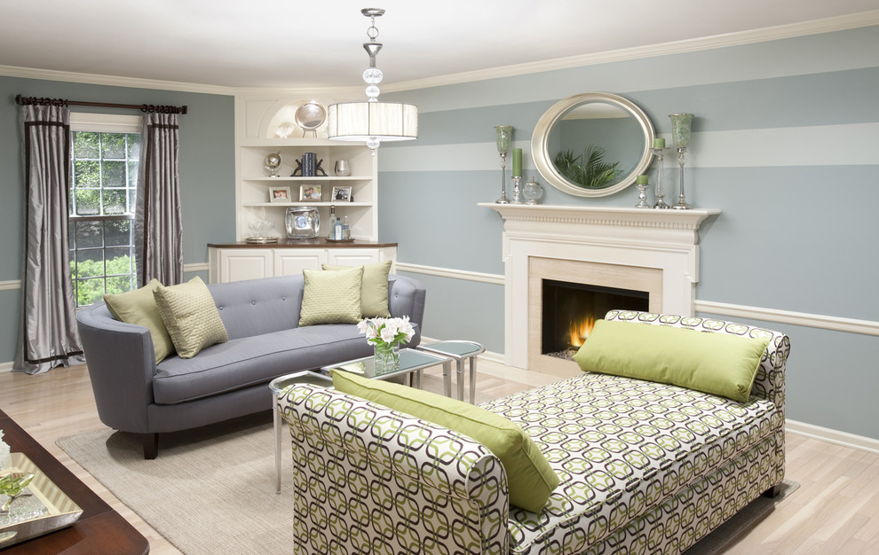 Diseño de salón clásico con paredes azules y alfombra