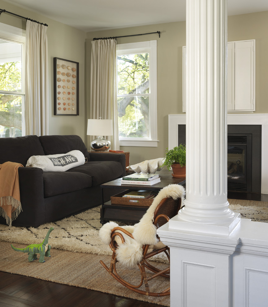 Источник вдохновения для домашнего уюта: изолированная гостиная комната в классическом стиле с стандартным камином и красивыми шторами