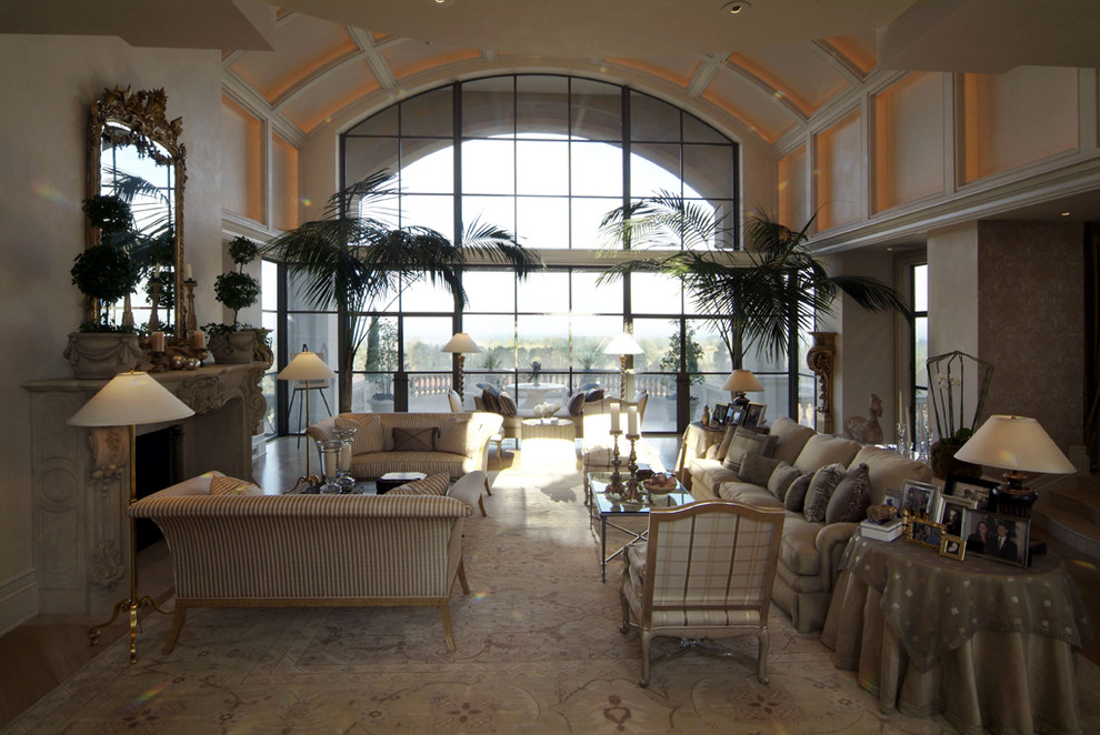 Идея дизайна: большая парадная гостиная комната в средиземноморском стиле с фасадом камина из штукатурки