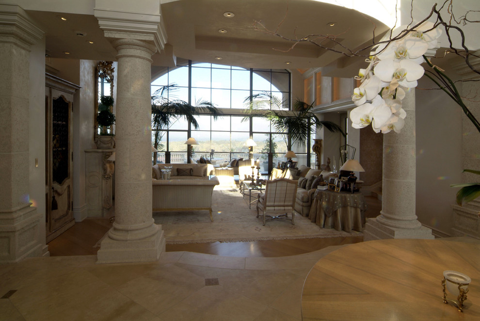 Foto di un soggiorno mediterraneo aperto con sala formale, pareti bianche, parquet chiaro e cornice del camino in intonaco