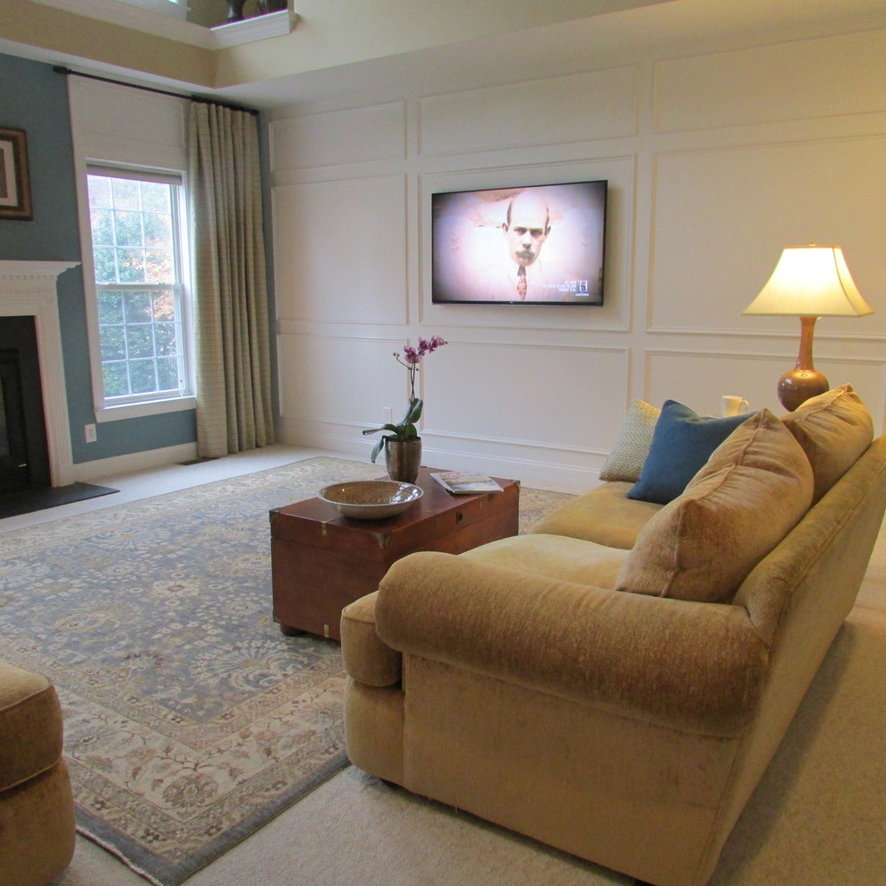 Exempel på ett stort klassiskt allrum med öppen planlösning, med blå väggar, heltäckningsmatta, en standard öppen spis, en spiselkrans i trä och en väggmonterad TV