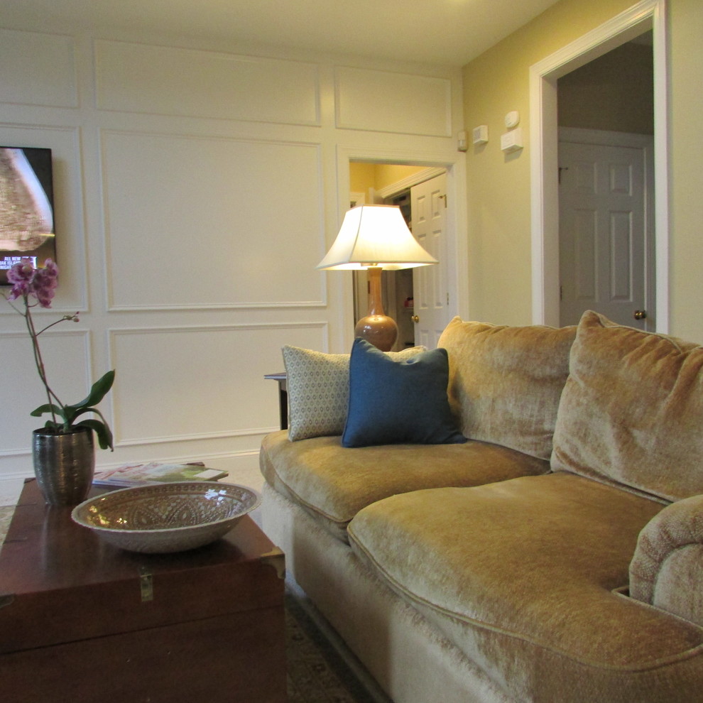 Großes, Offenes Klassisches Wohnzimmer mit beiger Wandfarbe, Teppichboden, Kamin, Kaminumrandung aus Holz und TV-Wand in Charlotte