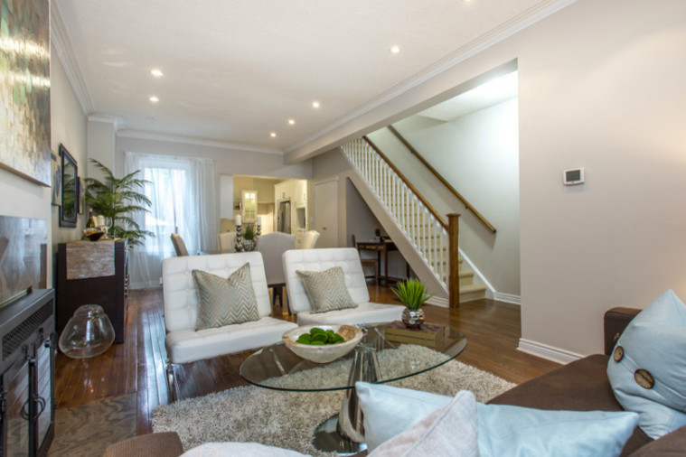 Mittelgroßes, Repräsentatives, Fernseherloses, Offenes Modernes Wohnzimmer mit beiger Wandfarbe, braunem Holzboden, Kamin und gefliester Kaminumrandung in Toronto