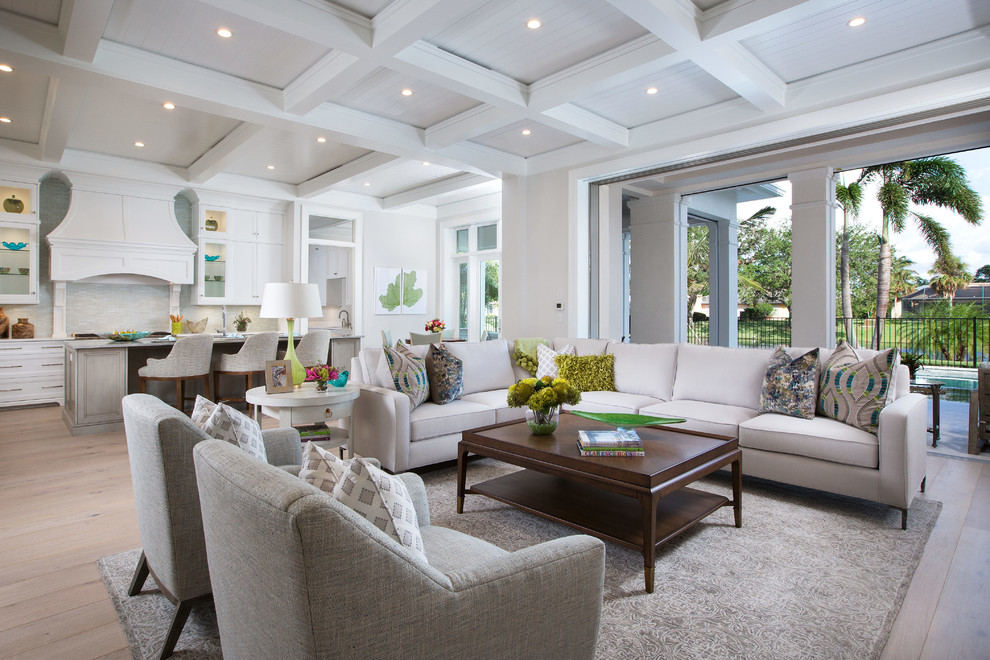 Esempio di un soggiorno stile marinaro aperto con pareti beige, parquet chiaro e pavimento beige