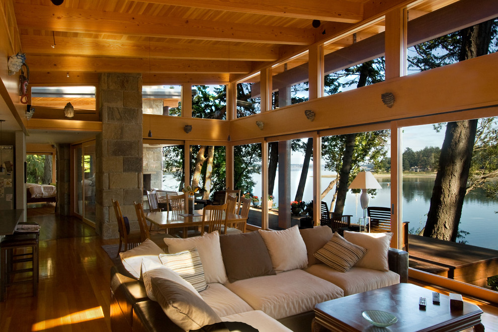 Idee per un grande soggiorno contemporaneo aperto con sala formale, pareti beige e pavimento in legno massello medio