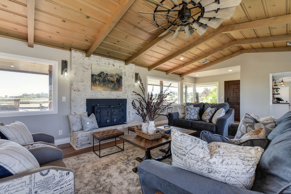 Mittelgroßes, Offenes Country Wohnzimmer mit braunem Holzboden in Sacramento