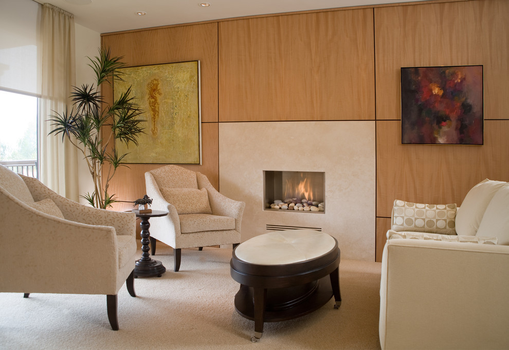Mittelgroßes, Repräsentatives, Abgetrenntes Modernes Wohnzimmer mit beiger Wandfarbe, Teppichboden, Kamin und Kaminumrandung aus Stein in San Diego