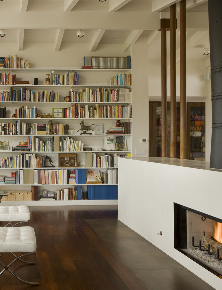 На фото: гостиная комната в стиле ретро с с книжными шкафами и полками