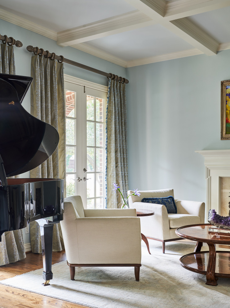 Repräsentatives, Offenes Klassisches Wohnzimmer mit blauer Wandfarbe, braunem Holzboden, Kamin, Kaminumrandung aus Holz und braunem Boden in New York