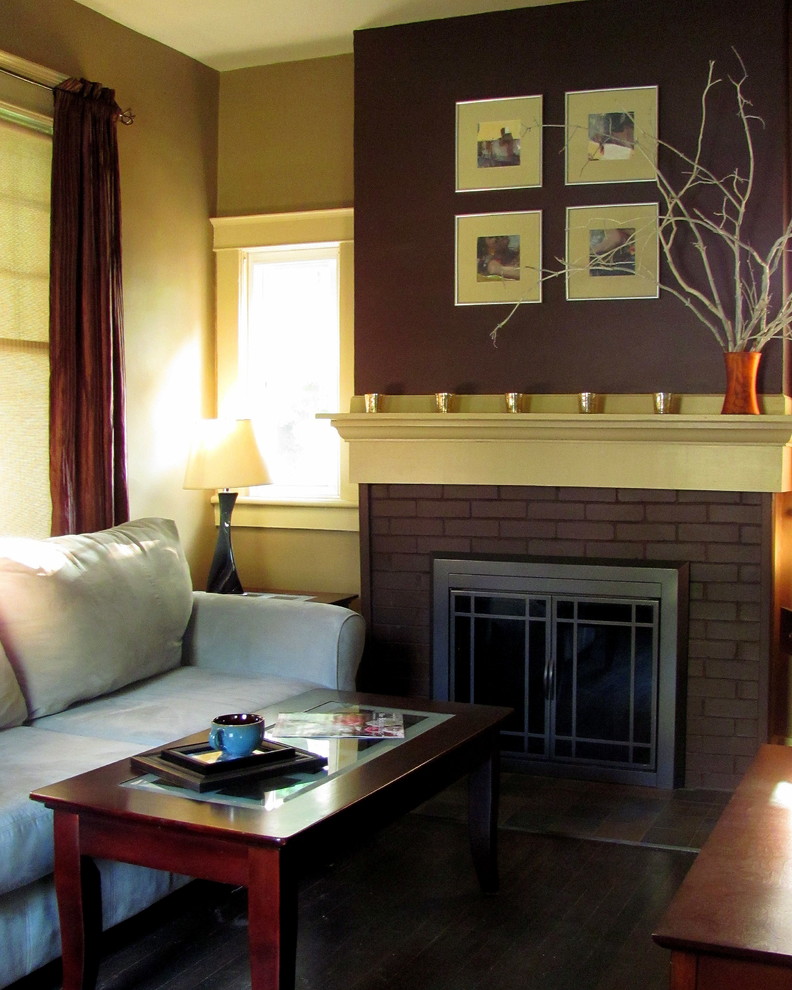 Aménagement d'un petit salon classique fermé avec parquet foncé, une cheminée standard, un manteau de cheminée en brique et un sol marron.
